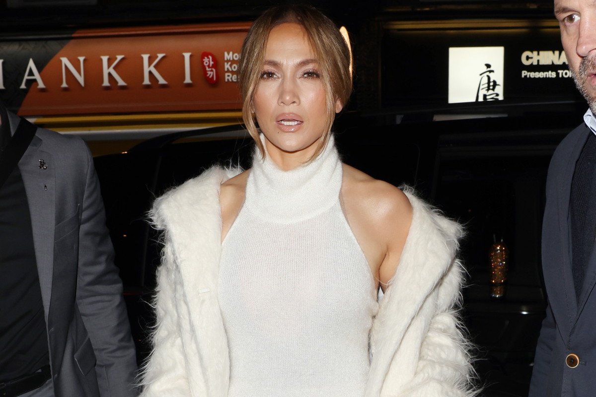 Jennifer Lopez postawiła na zimową stylizację, w jakiej moglibyśmy zobaczyć Audrey Hepburn (może z wyjątkiem butów)