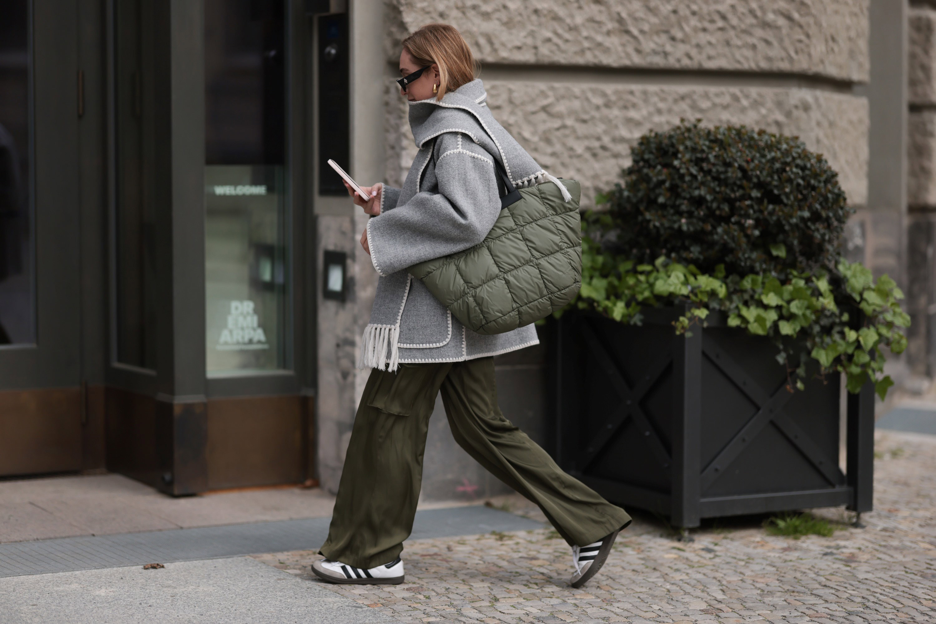 Sorry botki, ale jeszcze nie żegnamy sneakersów. Według it-girls 3 stylizacje na późną jesień lepiej wyglądają ze sportowymi butami