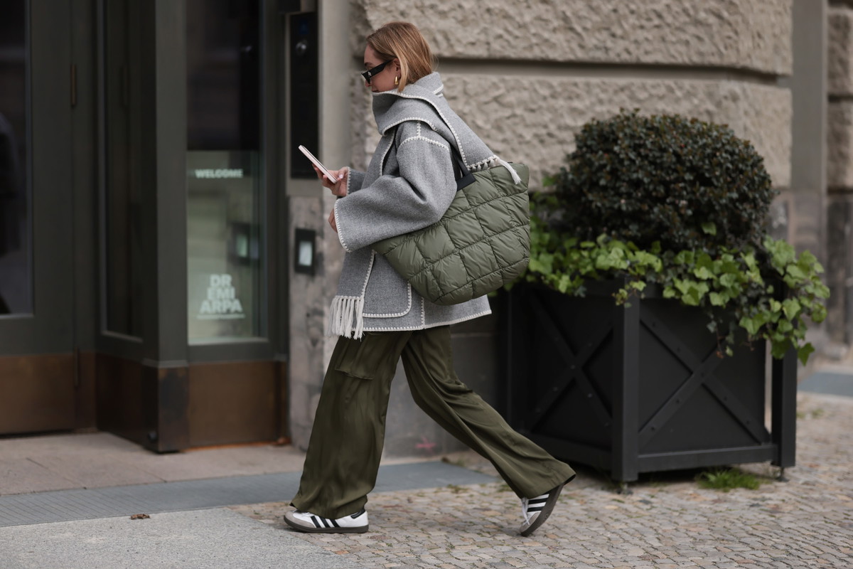 Sorry botki, ale jeszcze nie żegnamy sneakersów. Według it-girls 3 stylizacje na późną jesień lepiej wyglądają ze sportowymi butami