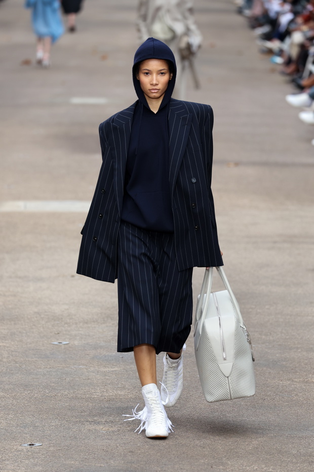 Stella McCartney: Runway - Paris Fashion Week - Womenswear Spring-Summer 2025