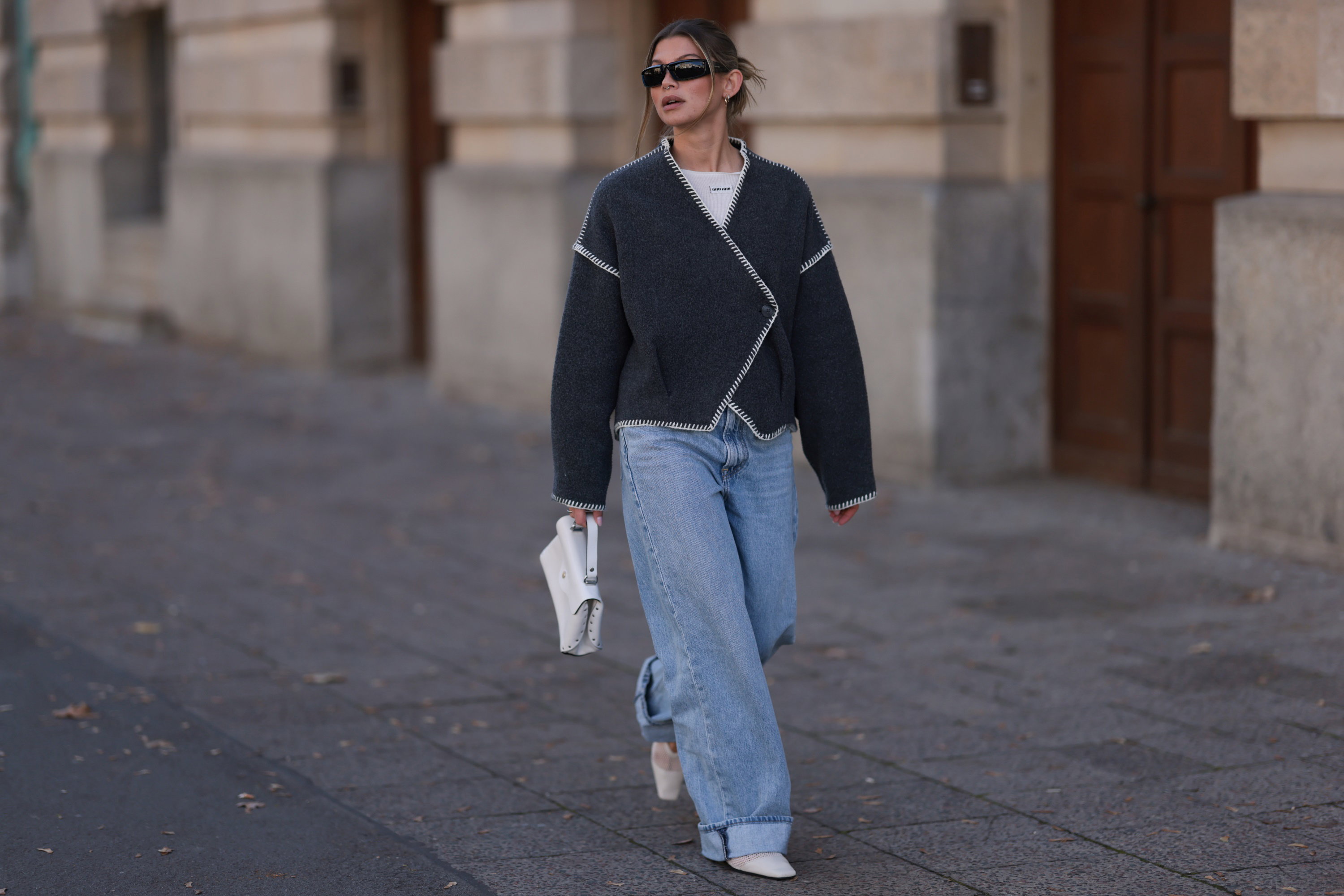jakie buty do szerokich jeansów GettyImages-2178751143 glowne
