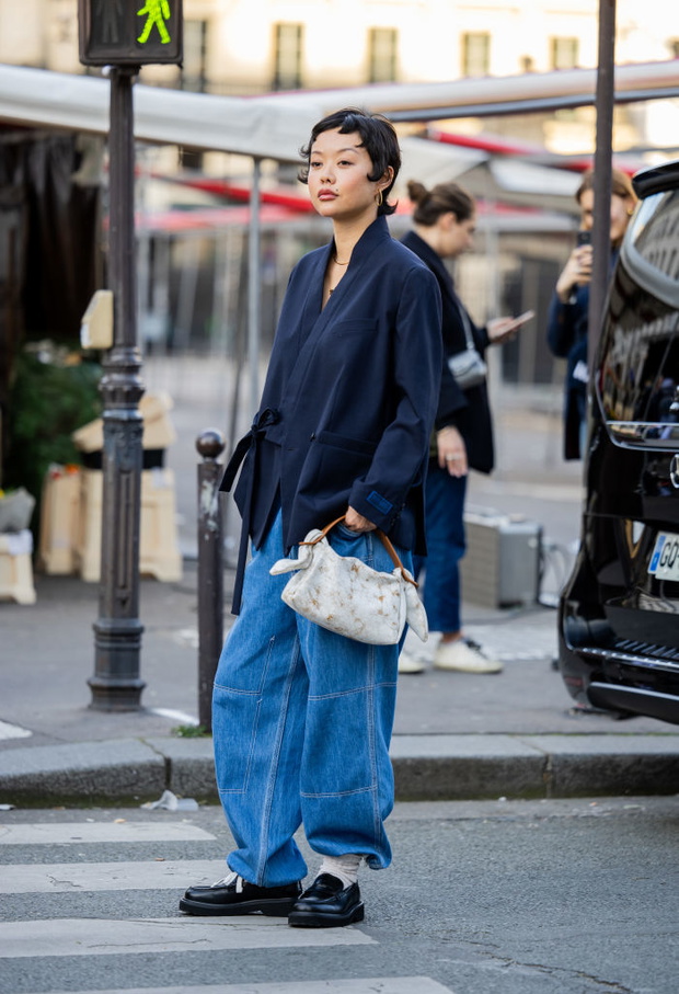 Street Style - Paris Fashion Week - Womenswear Fall/Winter 2025/2026 - Day Five