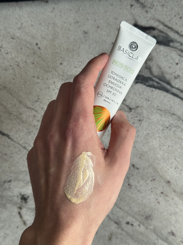 Tonująca ultralekka emulsja ochronna SPF 50 PPD 22,1 BasicLab