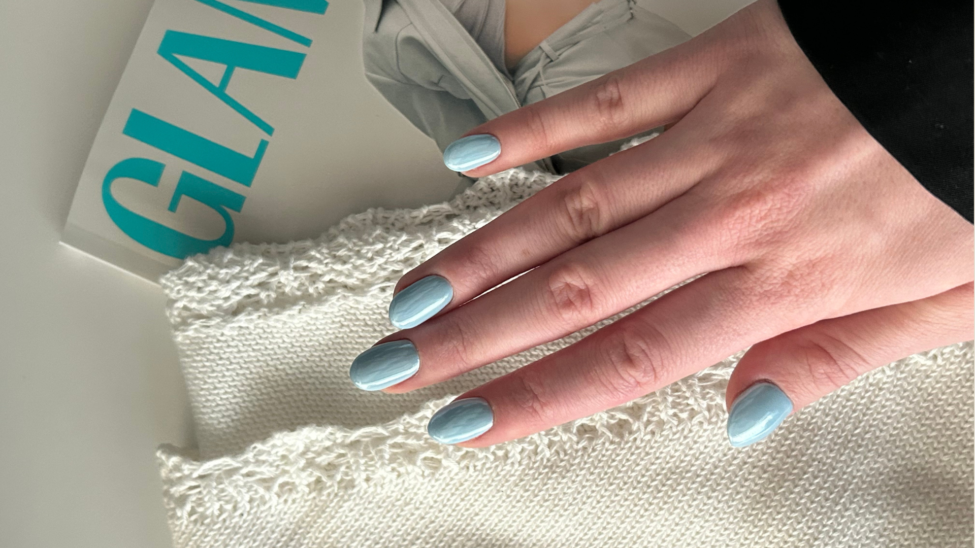 Paznokcie baby blue