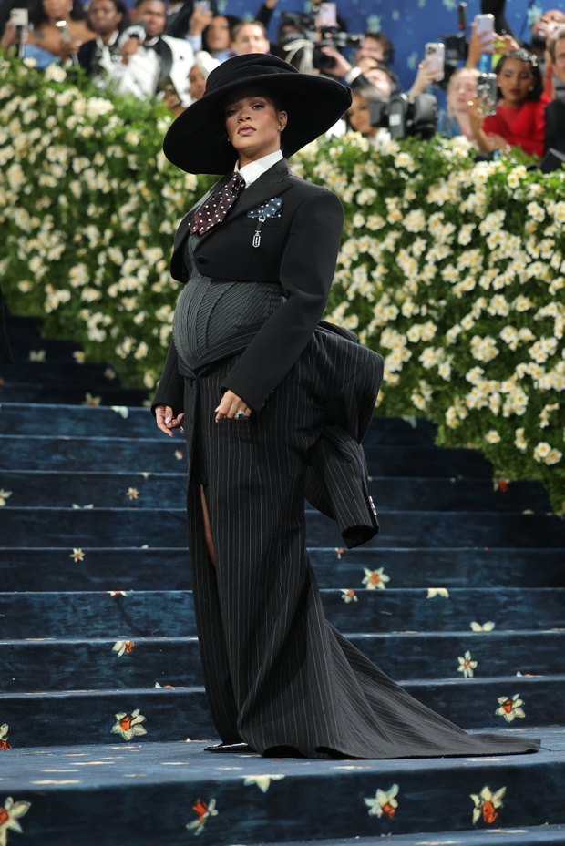 Rihanna pokazała ciążowy brzuszek