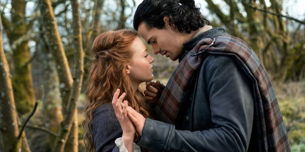 outlander-krew-z-krwi-recenzja-opinie-czolo