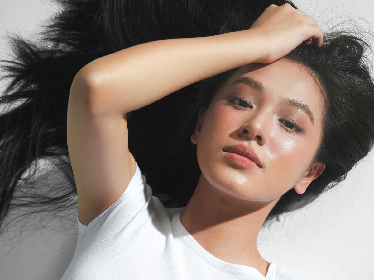 Zwykłe serum zastąpiłam koreańską ampułką. Ma 10 form hialuronu, które nawilżają jak sauna parowa. Cera jest wręcz jelly