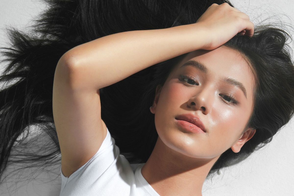Zwykłe serum zastąpiłam koreańską ampułką. Ma 10 form hialuronu, które nawilżają jak sauna parowa. Cera jest wręcz jelly