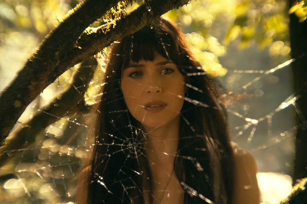 998253-madame-web-dakota-johnson-incarne-cassandra-webb-au-cinema-en-fevrier-2024