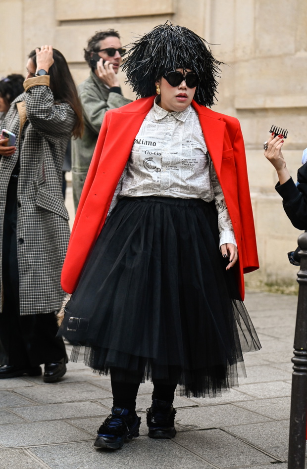 Street Style - Paris Fashion Week - Womenswear Spring Summer 2026 - Day Nine