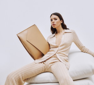 Ta torebka to obiekt pożądania wszystkich minimalistek! Promuje ją sama Maja Wyh, jedna z najbardziej stylowych it-girls w Internecie