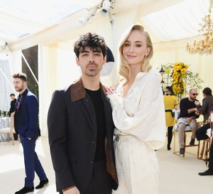 Sophie Turner pokazała suknię ślubną! Wiemy, kto ją zaprojektował