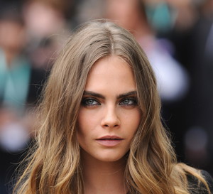 Trendy 2019: ciemny blond to jeden z ulubionych kolorów gwiazd
