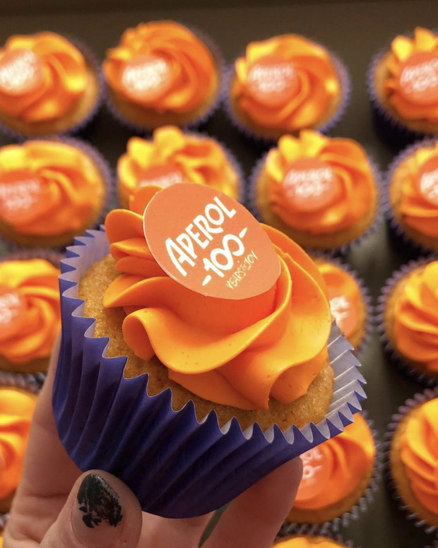 Babeczki Ciastka z kremem o smaku Aperol Spritz. Będziecie mieli okazję spróbować słodkości już 3 sierpnia na specjalnym Pop-Upie!