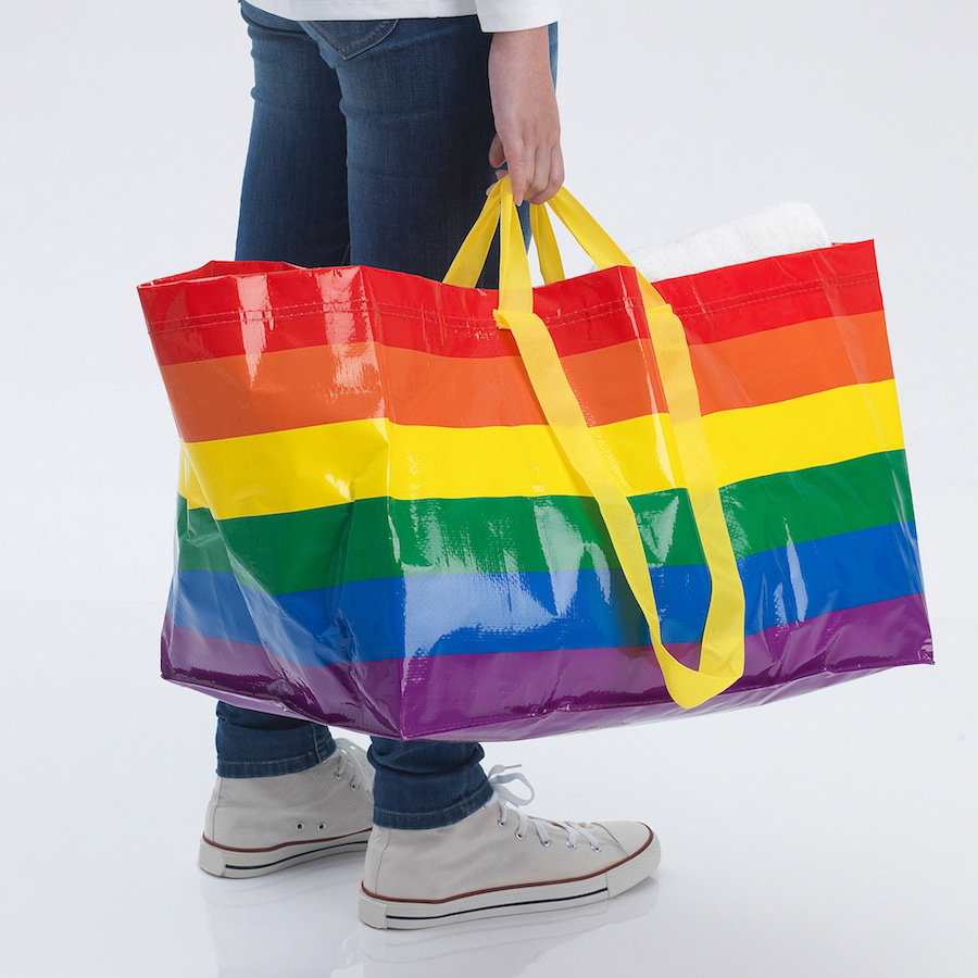 IKEA wypuściła nową wersję niebieskiej torby. Kultowa Frakta w kolorach tęczy, wspierając ruch LGBT