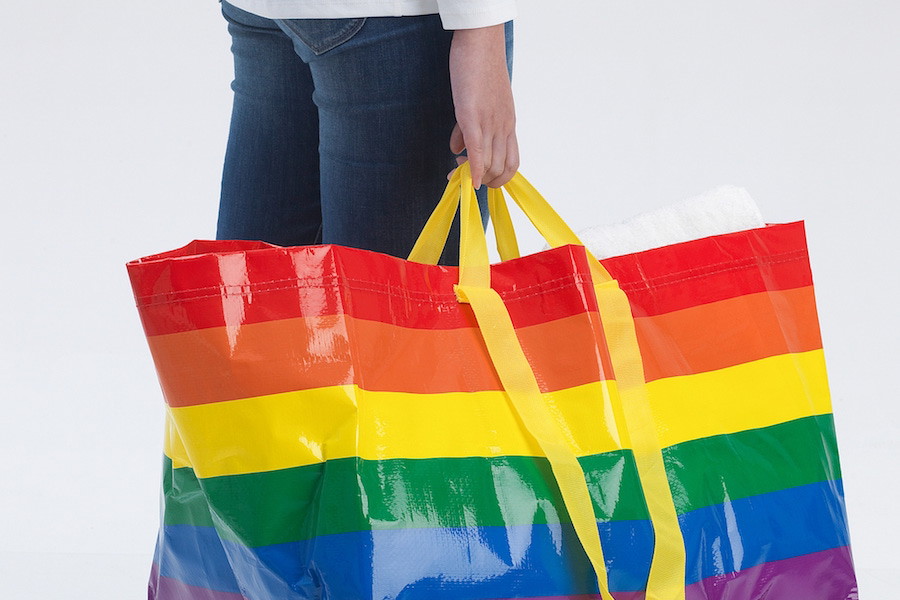 IKEA wypuściła nową wersję niebieskiej torby. Kultowa Frakta w kolorach tęczy, wspierając ruch LGBT