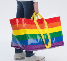 IKEA wypuściła nową wersję niebieskiej torby. Kultowa Frakta w kolorach tęczy, wspierając ruch LGBT