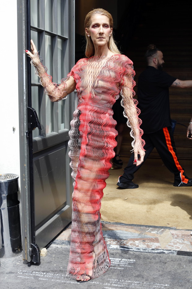 Céline Dion w kreacji Iris van Herpen na pokazie najnowszej kolekcji haute couture projektanta.