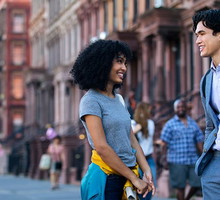 Charles Melton z „Riverdale” w filmie „Słońce też jest gwiazdą”. Mamy polski zwiastun i znamy datę premiery