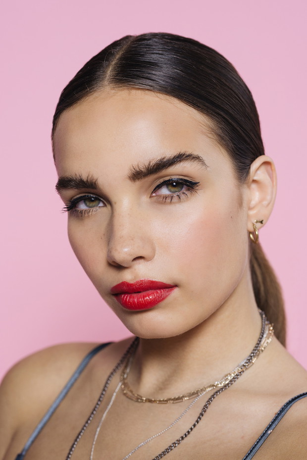 Hana Cross w kampanii Bershka Beauty