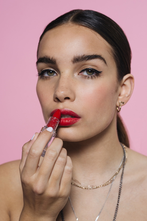 Hana Cross w kampanii Bershka Beauty