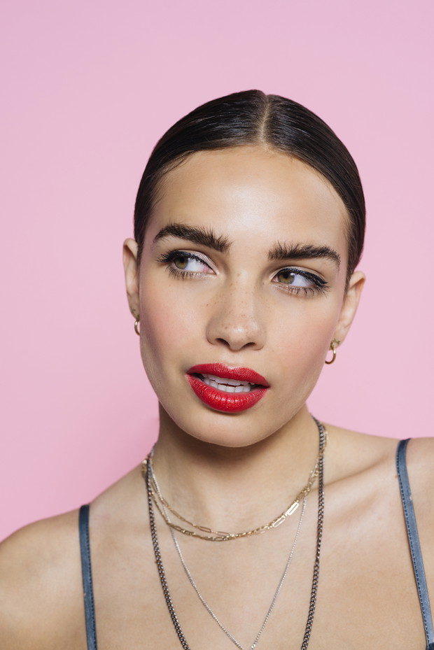 Hana Cross w kampanii Bershka Beauty