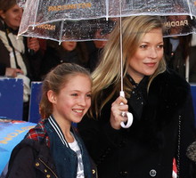 Córka Kate Moss ma już 17 lat! Lila Moss towarzyszyła mamie na ślubie Marca Jacobsa. Podobne?