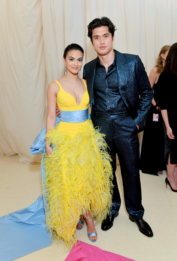 Camila Mendes i Charles Melton