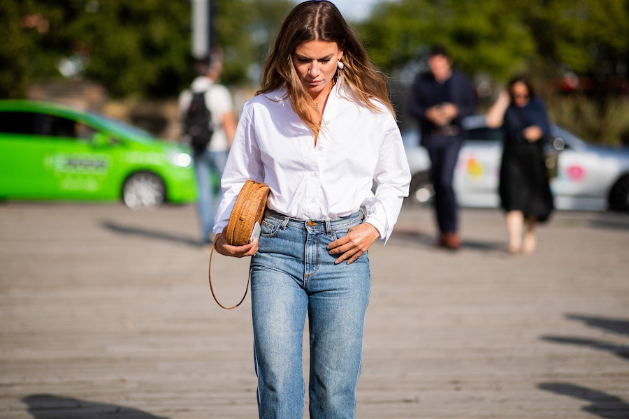 Trendy 2019: jak wystylizować białą koszulę na 3 sposoby?