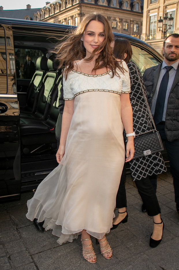 Keira Knightley pokazała się z ciążowym brzuszkiem.