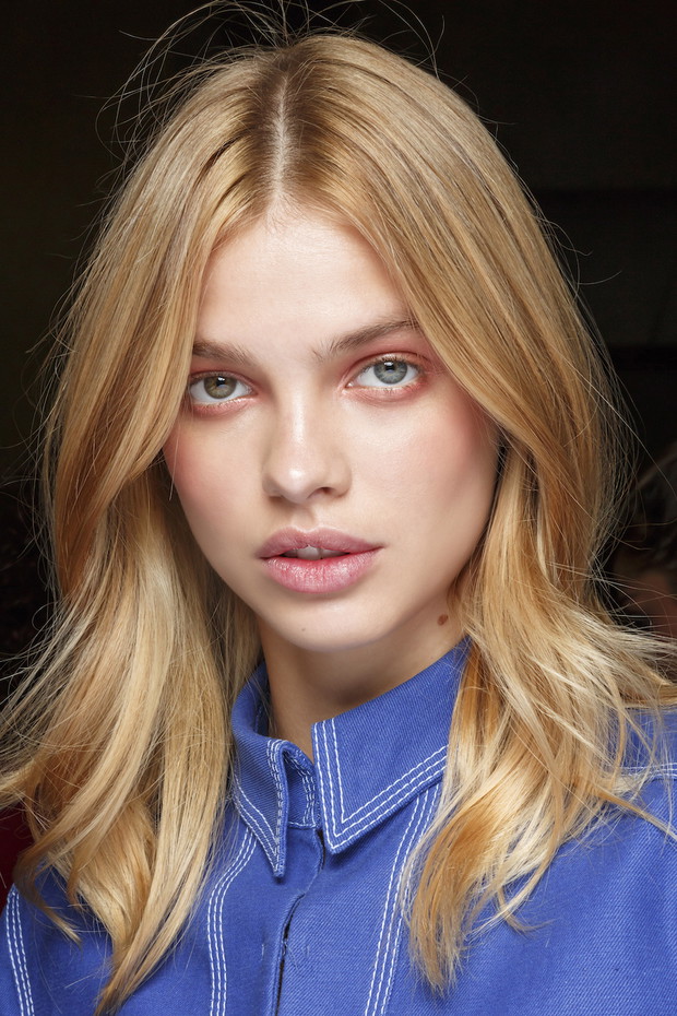 Modne kolory włosów 2019: Honey Blonde na wybiegu