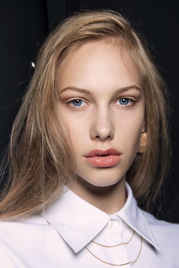 Modne kolory włosów 2019: Honey Blonde na wybiegu