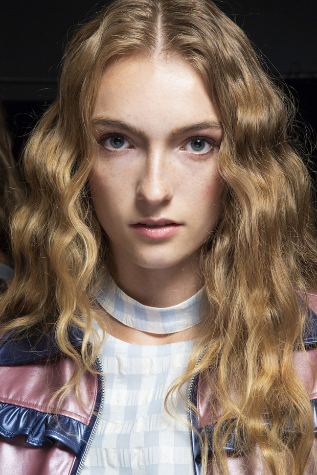 Modne kolory włosów 2019: Honey Blonde na wybiegu