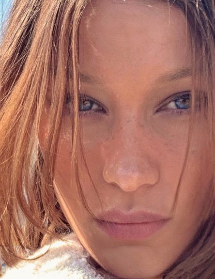 Modne kolory włosów 2019: Honey Blonde u Belli Hadid