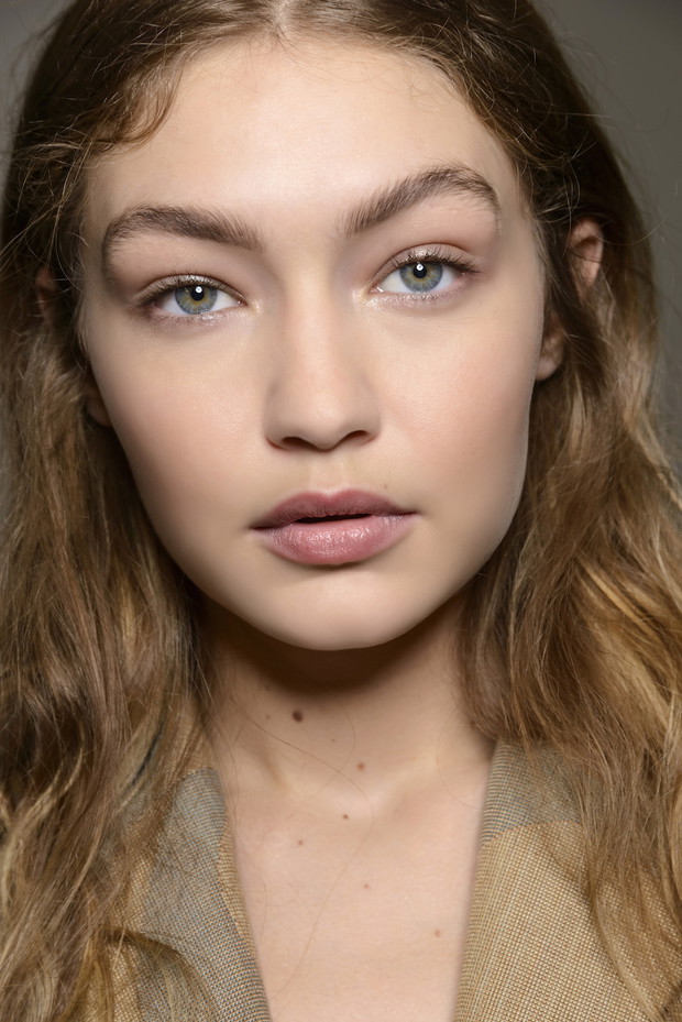 Modne kolory włosów 2019: Honey Blonde u Gigi Hadid