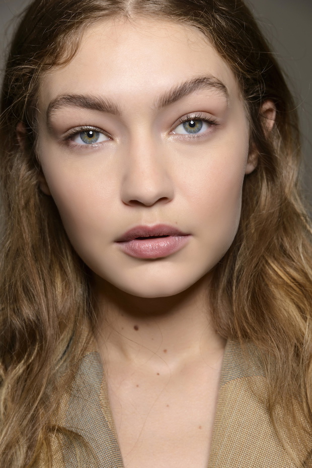 Modne kolory włosów 2019: Honey Blonde u Gigi Hadid