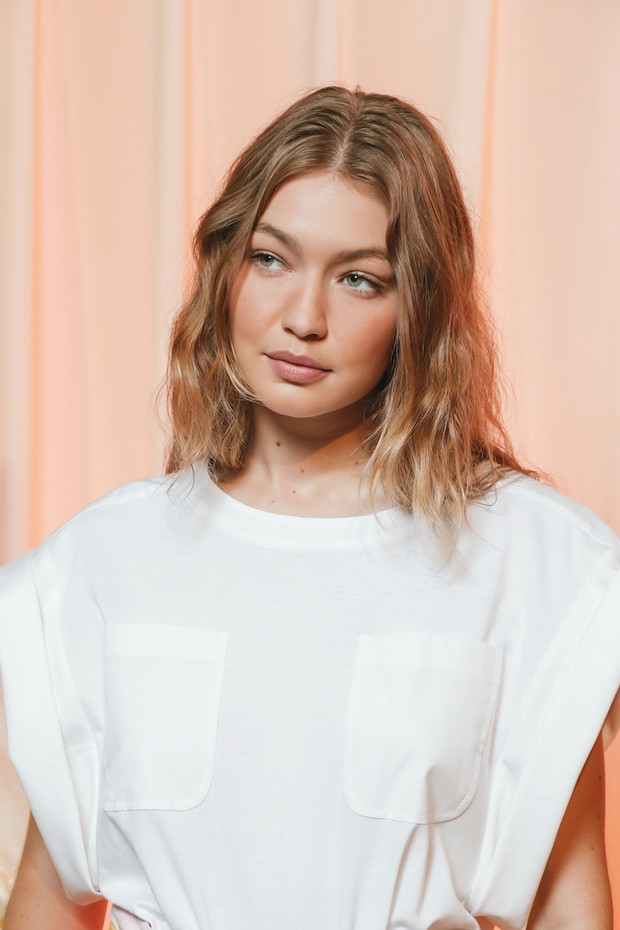 Modne kolory włosów 2019: Honey Blonde u Gigi Hadid