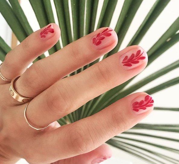 Modne paznokcie 2019: kwiatowy trend w manicure, który musicie przetestować tej wiosny