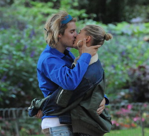 Justin i Hailey Bieber na pierwszej wspólnej okładce. Zdradzają kulisy małżeństwa