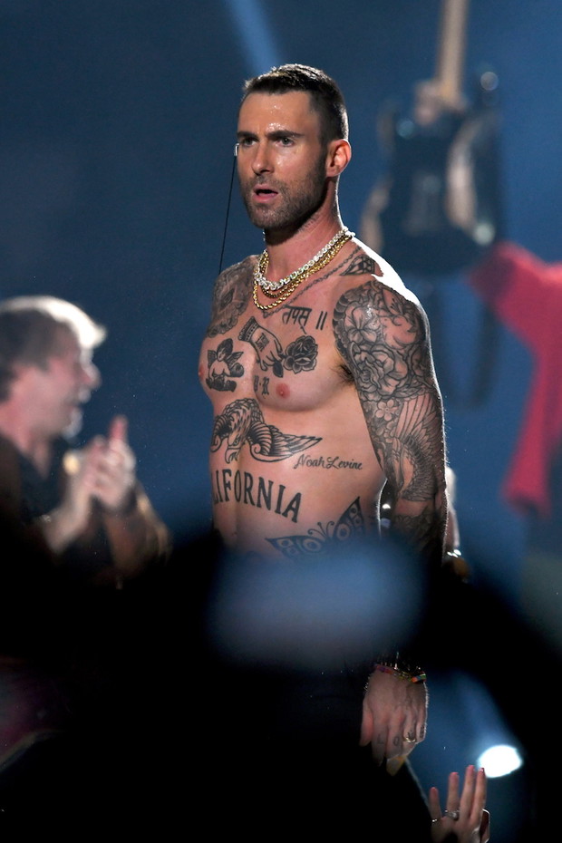 Adam Levine zdjął pod koniec występu na Super Bowl 2019 koszulkę. To oburzyło internautów.