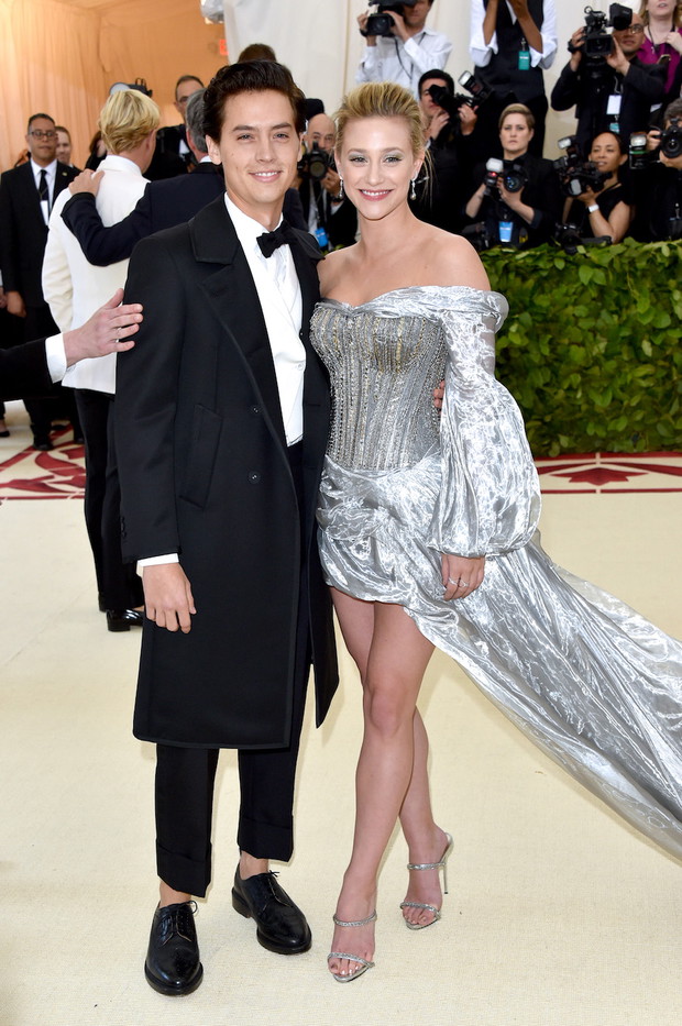 Lili Reinhart i Cole Sprouse poznali się na planie „Riverdale”. Jako para pojawili się pierwszy raz razem na Met Gali 2018.