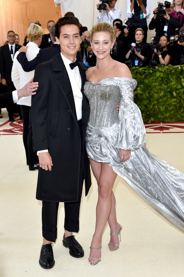 Lili Reinhart i Cole Sprouse poznali się na planie „Riverdale”. Jako para pojawili się pierwszy raz razem na Met Gali 2018.