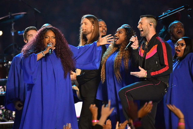 Maroon 5 piosenkę „Girl like you” zagrali z chórem.