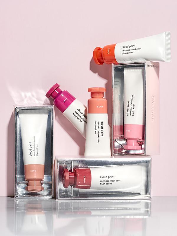 Róż w kremie Cloud Paint Glossier, ok. 70 zł