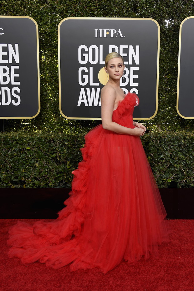 Złote Globy 2019: Lili Reinhart zachwyciła na czerwonym dywanie w kreacji od Khyeli