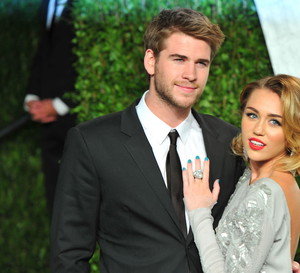 Miley Cyrus i Liam Hemsworth są małżeństwem! Artystka potwierdziła ślub i pokazała suknię ślubną