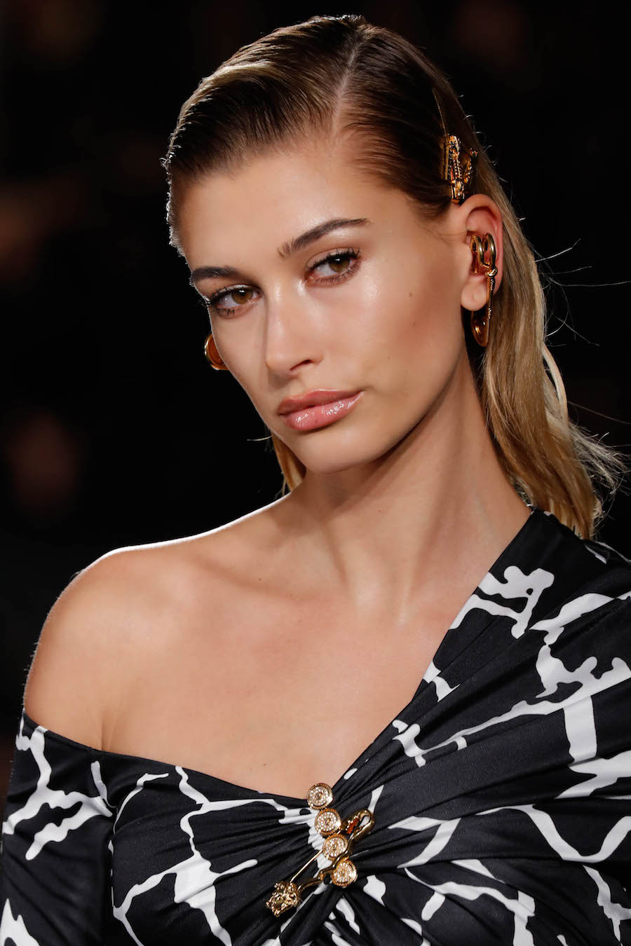 Hailey Baldwin na wybiegu Versace. To jej pierwszy pokaz od ślubu z Justinem Bieberem