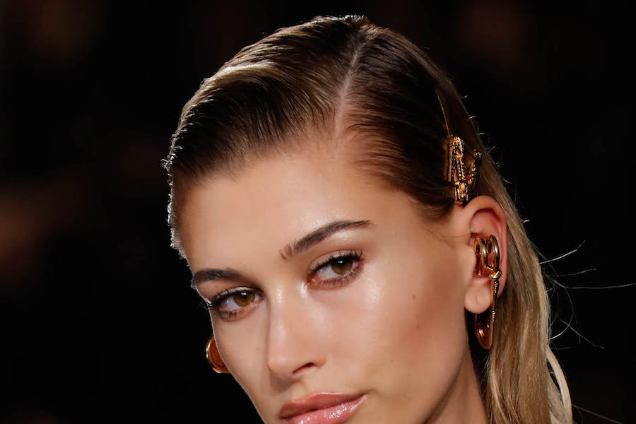Hailey Baldwin na wybiegu Versace. To jej pierwszy pokaz od ślubu z Justinem Bieberem