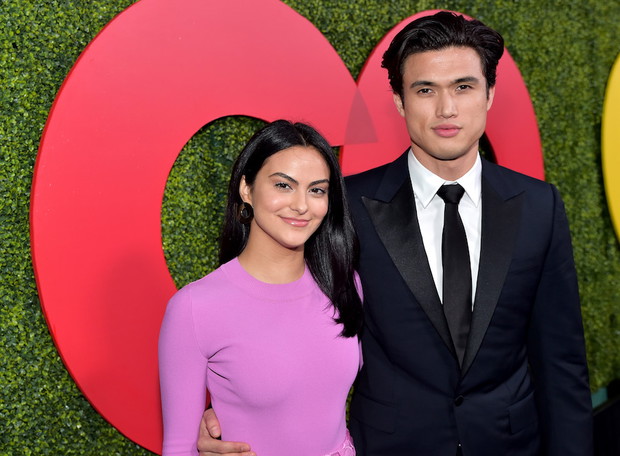 Camila Mendes i Charles Melton pojawili się razem na gali Mężczyzna Roku 2018 magazynu „GQ”