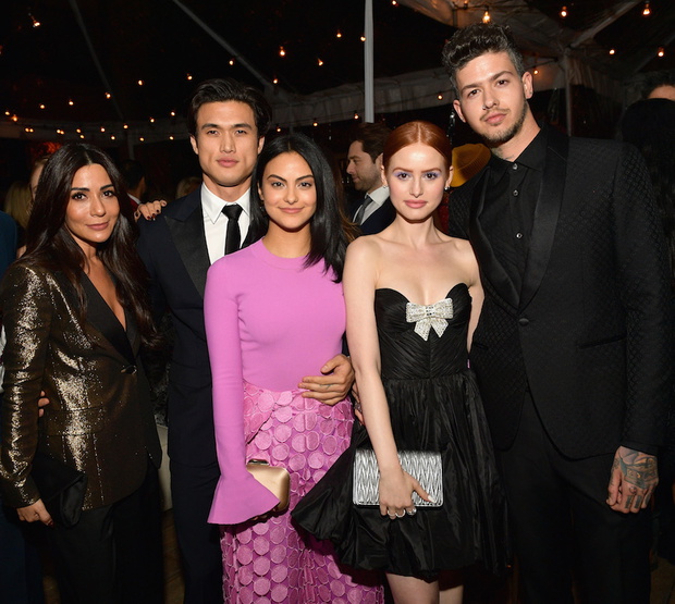 Marisol Nichols, Charles Melton, Camila Mendes oraz Madelaine Petsch z chłopakiem Travisem Millisem.